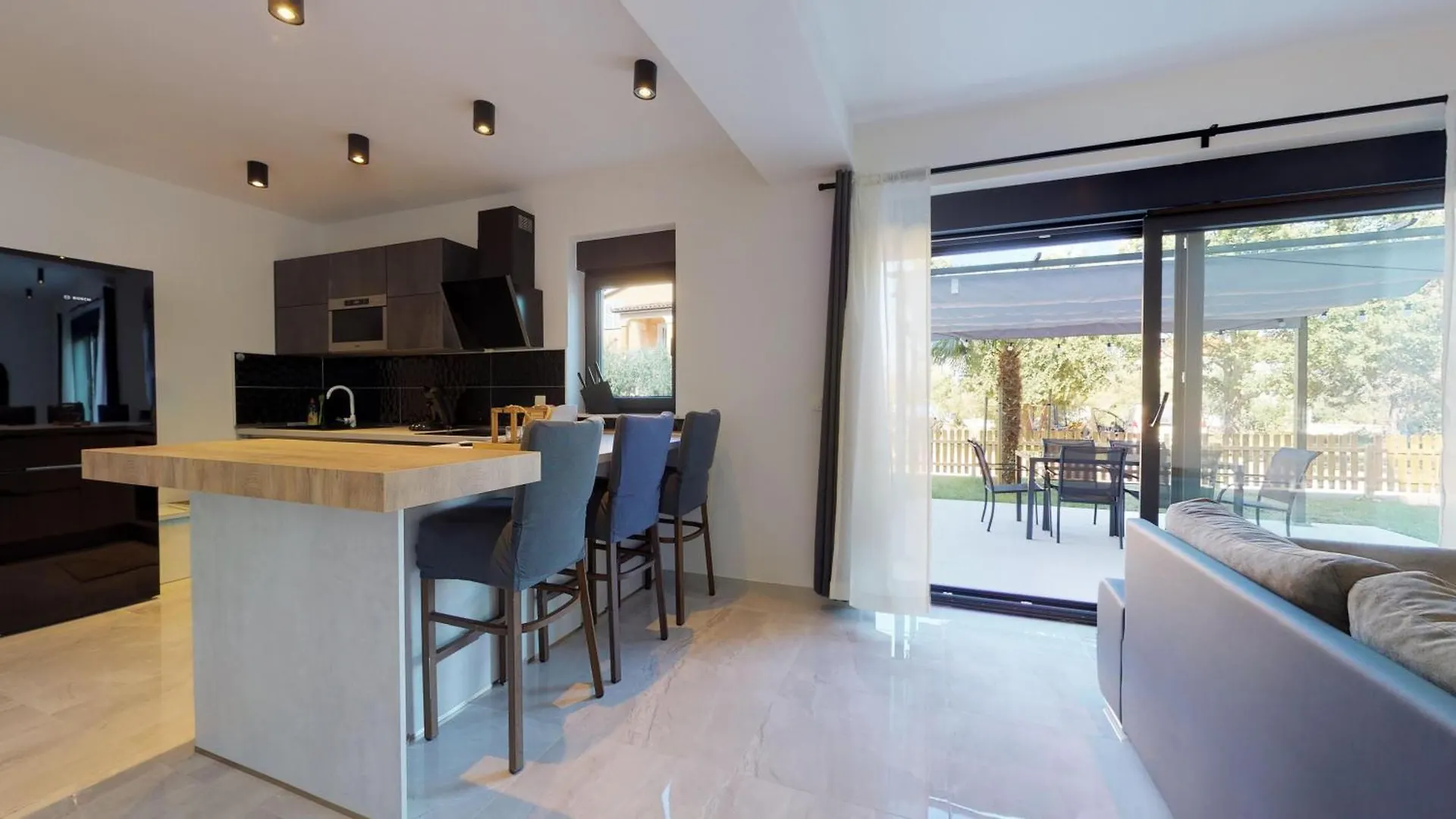 Beachfront - 2 Bedrooms - 4 Guests - Barbecue Labin