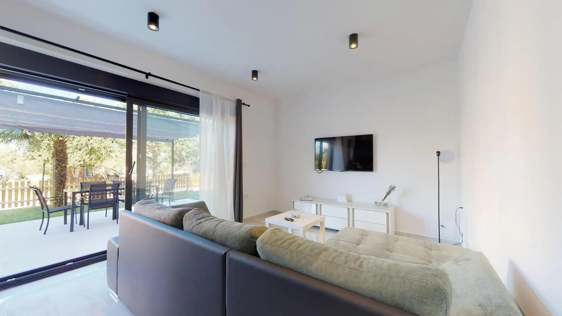 Beachfront - 2 Bedrooms - 4 Guests - Barbecue Labin  Apartment